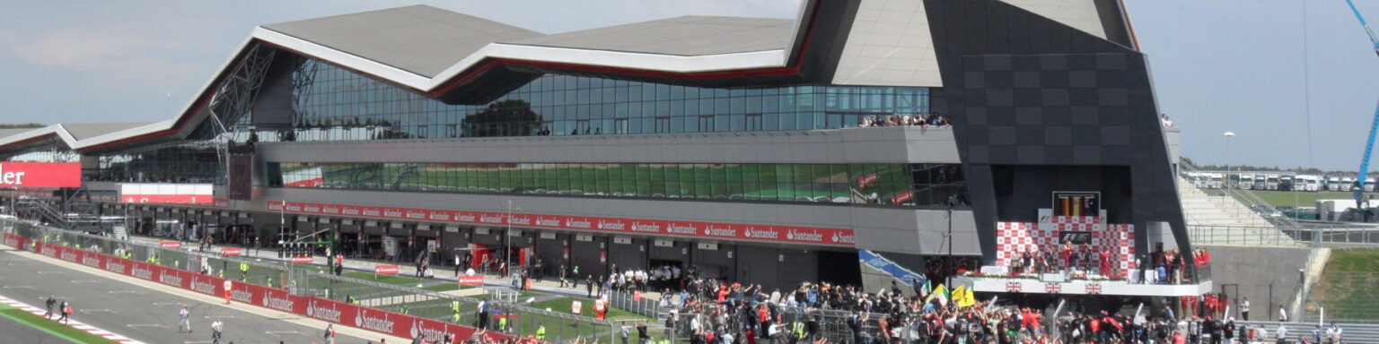 Ardor silverstone. Сильверстоун пит Лейн. Сильверстоун ТЦ. Porsche experience Center Silverstone. Архитект Демидов спорт.